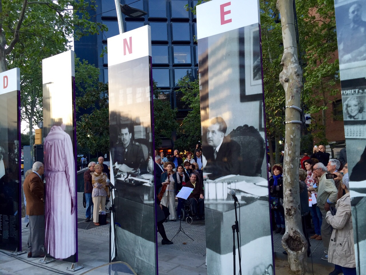 Conmemoració de la proclamación de la IIª República espanyola al Espaci de Memòria Provisional DONES/PRESÓ. Obra teatral “Les Veus de les Corts”, 14 d&#039;abrill de 2015. Plataforma Futur Monument Presó de dones de Les Corts/ EUROM