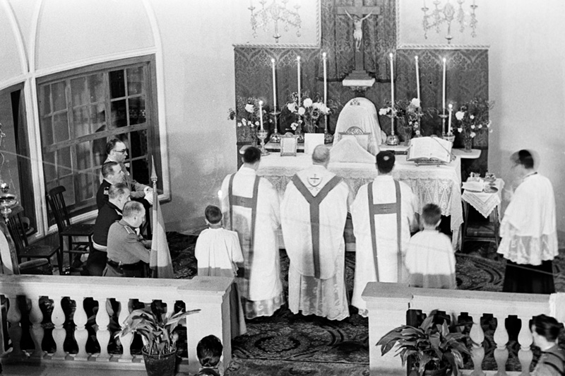 Missa de la Mercè a la capella de la presó de dones de Les Corts. Josep Postius Saura, 24/09/1945.  Fotogràfic de Barcelona Fons AFB 3127.