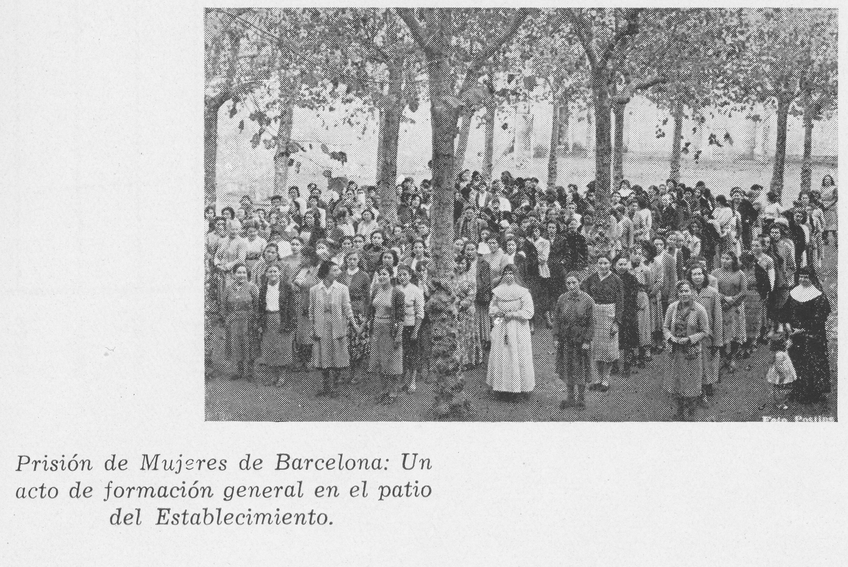 Formació general al pati de la presó de Les Corts. Fotografía de Postius  reproduïda en la Memòria del Patronat Central de Nostra Senyora de la Mercè per a la Redempció de Penes pel Treball de 1953.