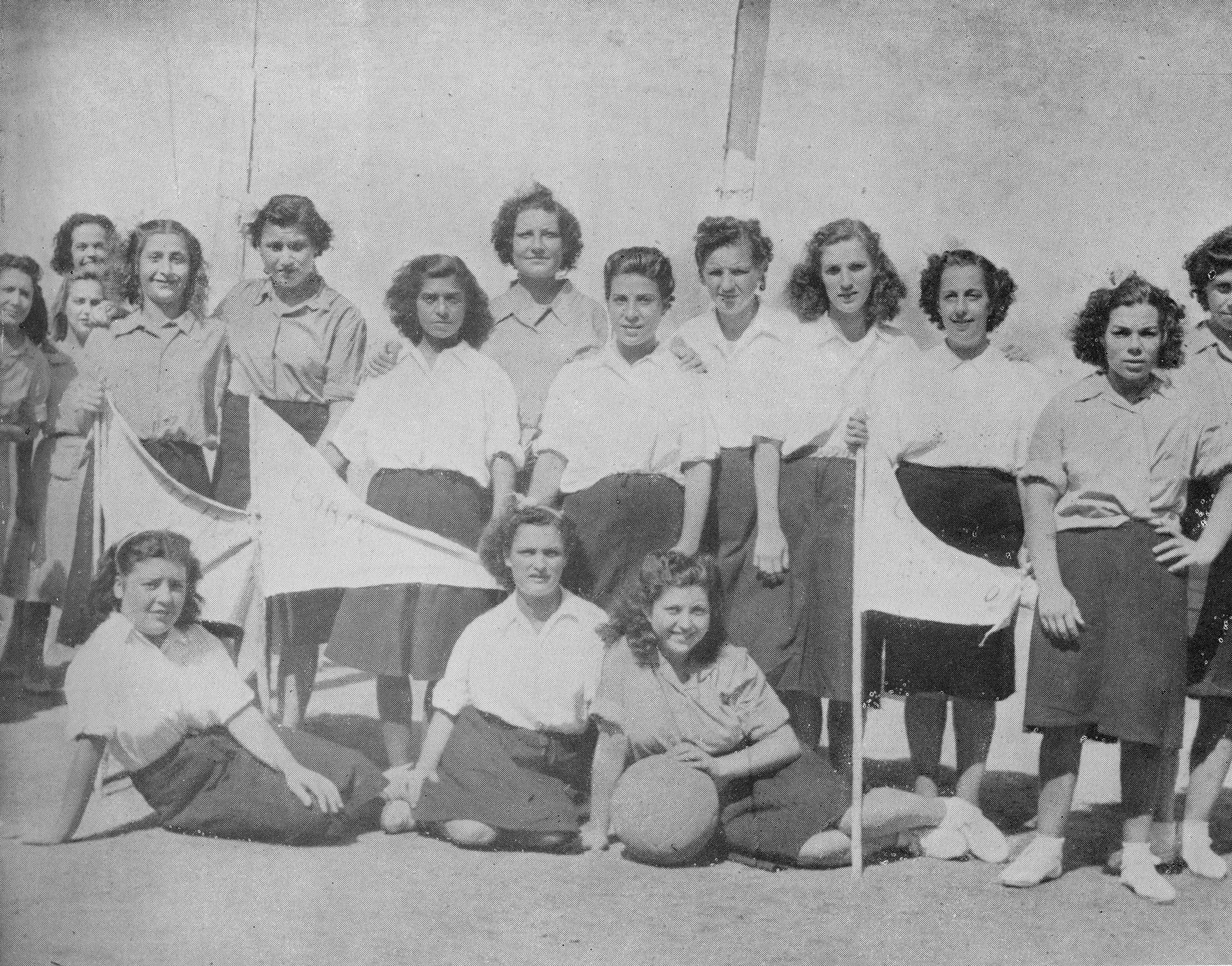 Dos equips femenins de bàsquet de la presó de Les Corts. Fotografia reproduïda a la Memòria del Patronat Central de La nostra Senyora de la Mercè per a la Redempció de Penes pel Treball de 1949.