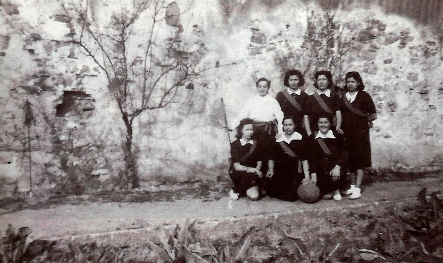 Equip femení de bàsquet de les Corts, 1943. Dempeus, segona per l'esquerra, Maria Antònia Madueño. Arxiu personal de Maria Salvo Iborra.