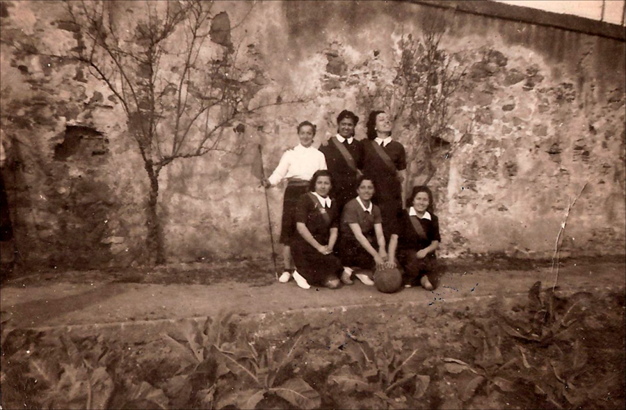 Equip de bàsquet, 1943. Dempeus, al centre, Soledad Real. Arxiu personal de Soledad Real López.