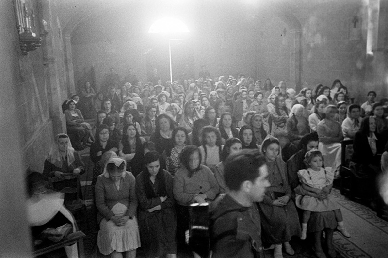 Missa de la Mercè a la capella de la presó de dones de Les Corts. Josep Postius Saura, 24/09/1945.  Arxiu Fotogràfic de Barcelona Fons AFB 3127