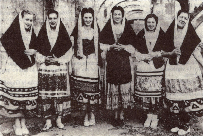 Quadre artístic “Coral de lagarteranas” de la sarsuela El huésped del Sevillano. Fotografía reproduïda al semanari Redención, 11/01/1941.