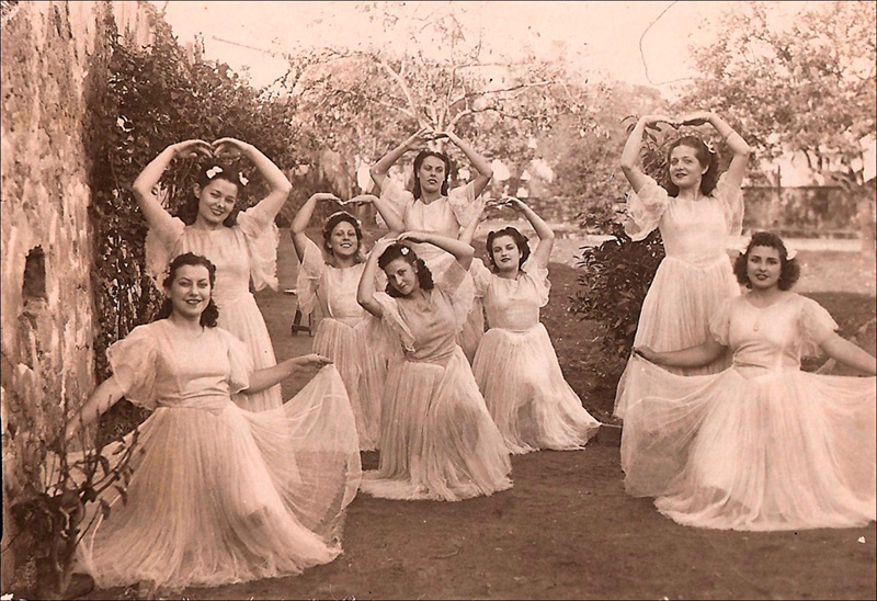 Quadre artístic de la presó de Le Corts, 1943. Primera per l’esquerra, en primer pla, Laia Berenguer. Al centre, al fons, Isabel Vicente. Arxiu personal de Soledad Real López.