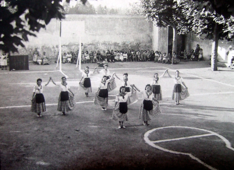 Espectacle de dança representat per preses de Les Corts i dedivat als nens i neves de visita en la presó.  Joaquina Dorado apareix en primera fila, a l’esquerra. Año 1949. Arxiu personal de Joaquina Dorado Pita