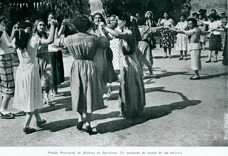 “Un momento de recreo de las recluses”. Fotografía de Postius reproduïda en la Memòria del Patronat Central de Nostra Senyora de la Mercè per a la Redempció de Penes pel Treball de 1954