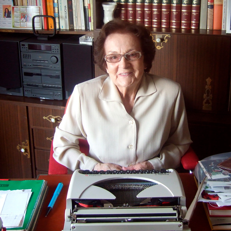 Joaquina Dorado in the office of her apartment in Barcelona, ​​2008. Photo ACMe (Association for Culture and Memory of Catalonia).