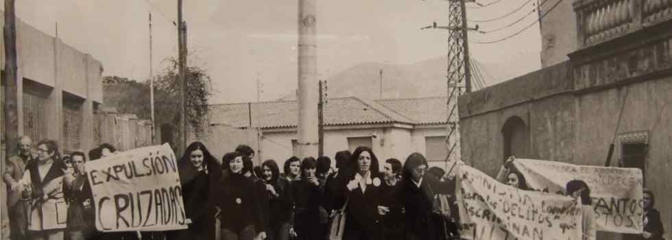 Manifestació de dones a la porta de la presó, 1976. Foto Pilar Aymerich