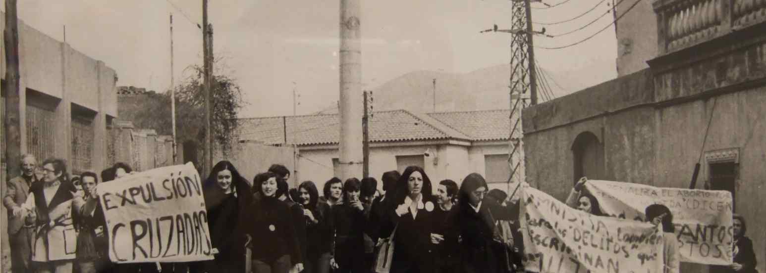 Manifestació de dones a la porta de la presó, 1976. Foto Pilar Aymerich