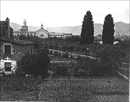 Vista del huerto con el Convento del Buen Consejo al fondo.