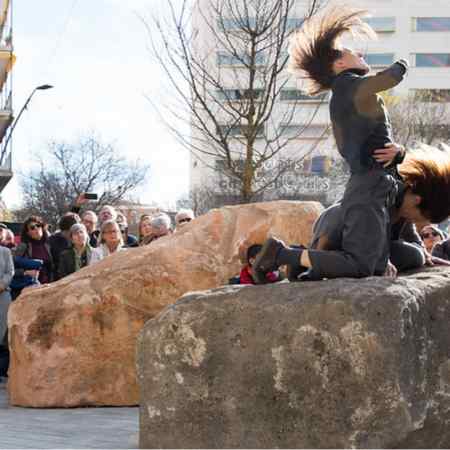 Intervención de danza de "La Caldera", sobre la piedra de Solsona, durante la inauguración del monumento, 14 de diciembre de 2019. Foto: www.barcelona.cat