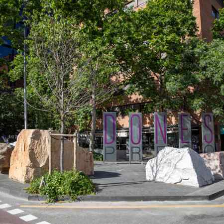 Vista general del Monumento. A la izquierda, piedra de Solsona. Foto Plataforma Futuro Monumento Prisión de Les Corts