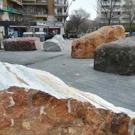 A la derecha, piedra de Solsona. Foto Plataforma Futuro Monumento Prisión de Les Corts