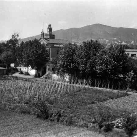 Panoràmiques de l’edifici amb la gran extensió de l’hort en primer pla. Can Duran o Felò. Arxiu del Districte de Les Corts, AMDC3-338. Bonaventura Batlle i Piera, 1950.