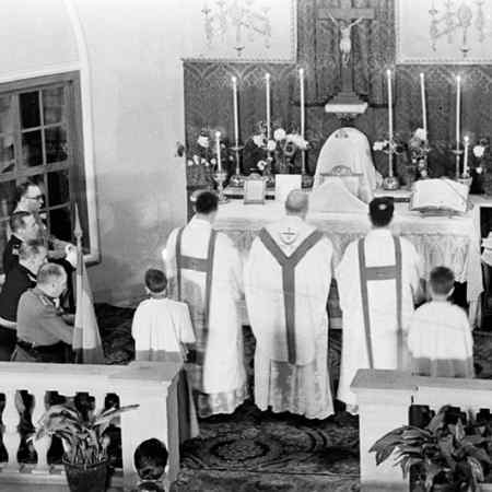 Missa de la Mercè a la capella de la presó de dones de Les Corts. Josep Postius Saura, 24/09/1945.  Fotogràfic de Barcelona Fons AFB 3127.