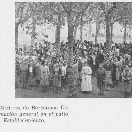 Formació general al pati de la presó de Les Corts. Fotografía de Postius  reproduïda en la Memòria del Patronat Central de Nostra Senyora de la Mercè per a la Redempció de Penes pel Treball de 1953.