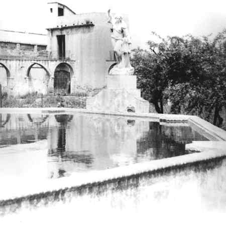 Can Duran o Felò. Archivo del Distrito de Les Corts, AMDC3-338. Bonaventura Batlle i Piera, 1950. Fachada delantera con palmeras, con la torrecilla del reloj.