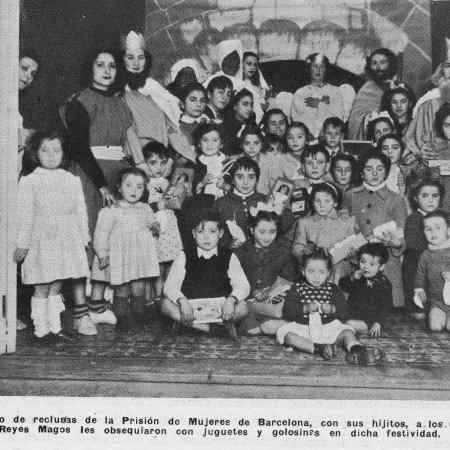 Monges i recluses amb els seus nens i nenes. Festa de la Mercè. Memòria del Patronat de Nostra Senyora de la Mercè per a la Redempció de Penes pel Treball de 1949