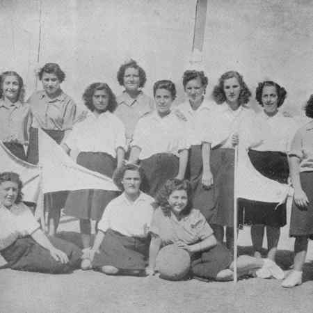 Dos equipos femeninos de baloncesto de la prisión de Les Corts. Fotografía reproducida en la Memoria del Patronato Central de Nuestra Señora de la Merced para la Redención de Penas por el Trabajo de 1949.