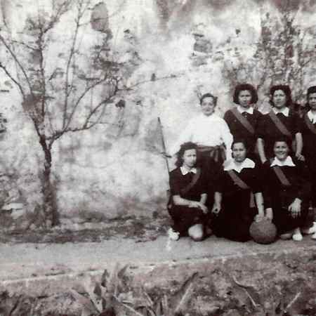 Equip femení de bàsquet de les Corts, 1943. Dempeus, segona per l'esquerra, Maria Antònia Madueño. Arxiu personal de Maria Salvo Iborra.