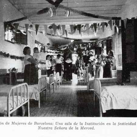 La imatge reprodueix el departament de mares de la presó guarnit amb ocasió de la festa de la Mercè. Memòria del Patronat de Nostra Senyora de la Mercè per a la Redempció de Penes pel Treball de 1946