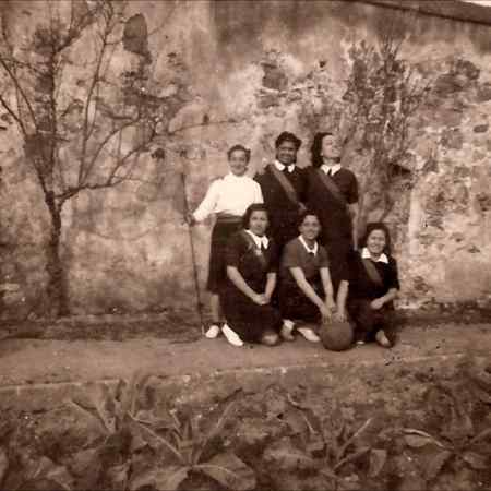 Equip de bàsquet, 1943. Dempeus, al centre, Soledad Real. Arxiu personal de Soledad Real López.