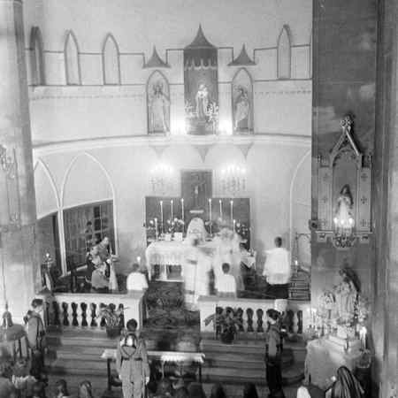 Misa de la Merced en la capilla de la prisión de mujeres de Les Corts. Josep Postius Saura, 24/09/1945. Arxiu Fotogràfic de Barcelona Fons AFB 3127.