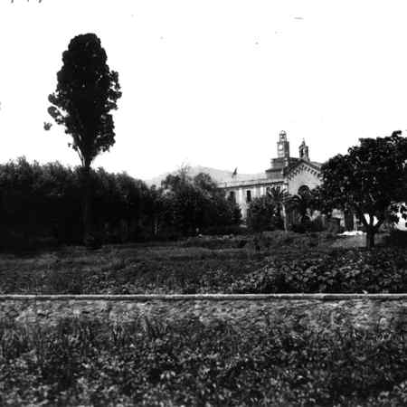 Panorámicas del edificio con la gran extensión del huerto en primer plano. Can Duran o Felò. Archivo del Distrito de Les Corts, AMDC3-338. Bonaventura Batlle i Piera, 1950