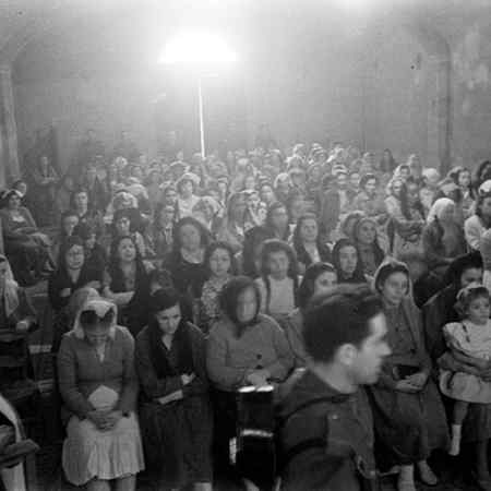 Missa de la Mercè a la capella de la presó de dones de Les Corts. Josep Postius Saura, 24/09/1945.  Arxiu Fotogràfic de Barcelona Fons AFB 3127