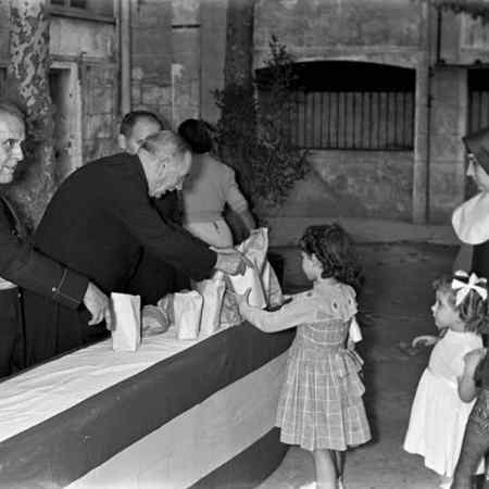 Festa de la Mercè en la presó de dones de Les Corts. Josep Postius Saura, 24/09/1945. Arxiu Fotogràfic de Barcelona Fons AFB 3127.