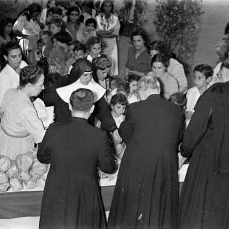 Festa de la Mercè en la presó de dones de Les Corts. Josep Postius Saura, 24/09/1945. Arxiu Fotogràfic de Barcelona Fons AFB 3127.