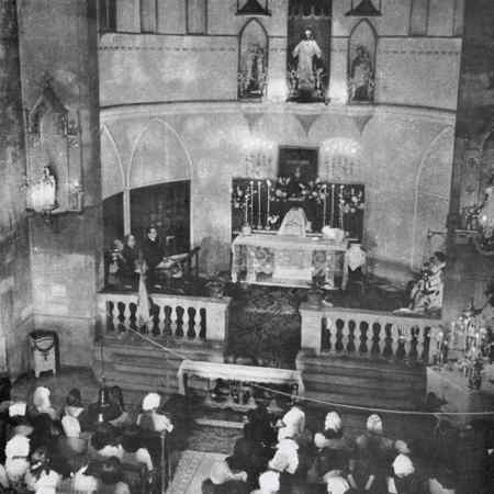 Missa de la Mercè a la capella de la presó de dones de Les Corts. Josep Postius Saura, 24/09/1945.  Arxiu Fotogràfic de Barcelona Fons AFB 3127