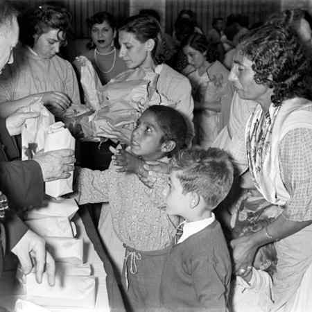 Fiesta de la Merced en la prisión de mujeres de Les Corts. Josep Postius Saura, 24/09/1945. Arxiu Fotogràfic de Barcelona Fons AFB 3127.