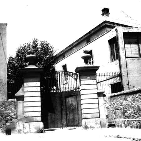 Can Duran o Felò. Arxiu del Districte de Les Corts, AMDC3-338. Bonaventura Batlle i Piera, 1950. Vista de la portalada exterior amb la placa del número del carrer: Joaquim Molins 11.