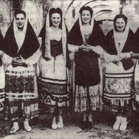 Artistic performance: Coral de Lagarteranas from the zarzuela El huésped del Sevillano. Photograph reproduced in the weekly publication Redención, 11/01/1941.