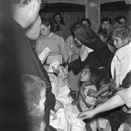 Festa de la Mercè en la presó de dones de Les Corts. Josep Postius Saura, 24/09/1945. Arxiu Fotogràfic de Barcelona Fons AFB 3127.