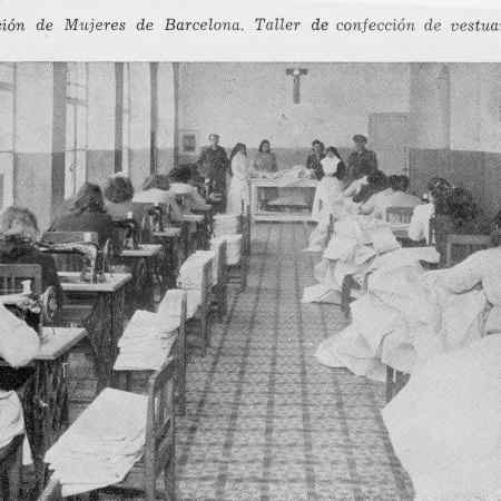 Taller de confecció de vestuari. Memòria del Patronat Central de Nostra Senyora de la Mercè per a la Redempció de Penes pel Treball de 1945.