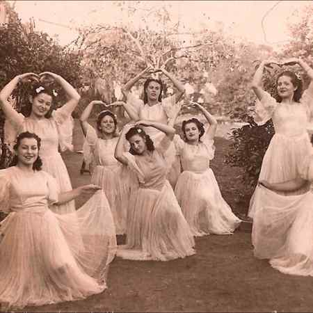 Quadre artístic de la presó de Le Corts, 1943. Primera per l’esquerra, en primer pla, Laia Berenguer. Al centre, al fons, Isabel Vicente. Arxiu personal de Soledad Real López.