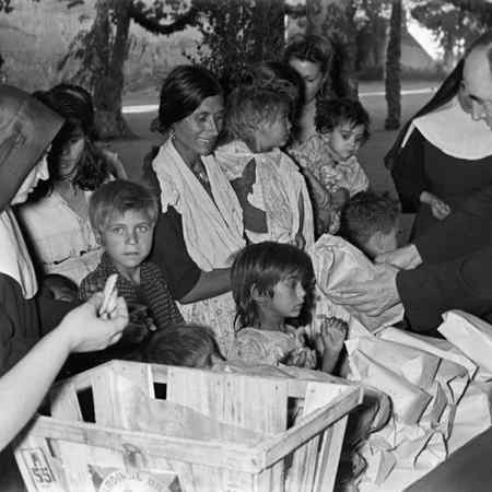 Fiesta de la Merced en la prisión de mujeres de Les Corts. Josep Postius Saura, 24/09/1945. Arxiu Fotogràfic de Barcelona Fons AFB 3127.