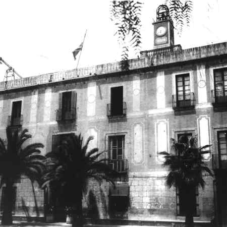 Can Duran o Felò. Archive of the District of Les Corts, AMDC3-338. Bonaventura Batlle i Piera, 1950.  Front facade with palm trees, with clock tower.