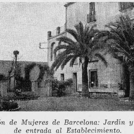 Jardí i pati d’entrada, amb palmeres. Memòria del Patronato per a la Redempció de Penes pel Treball de 1953.