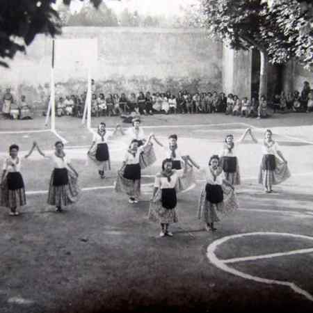 Dance performance by inmates of Les Corts dedicated to visiting children. Joaquina Dorado appears in the first row, on the left. Year 1949. Personal archive of Joaquina Dorado Pita.