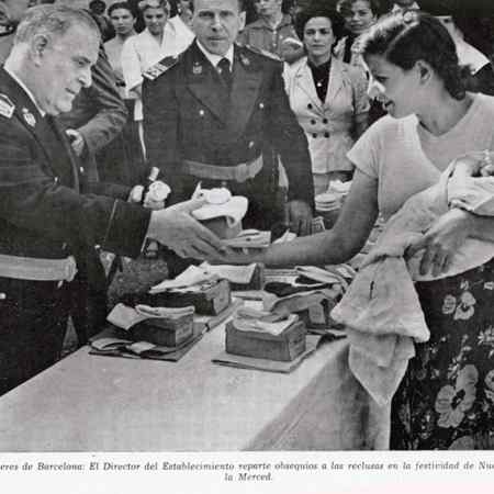 Repartiment de regals en la festa de la Mercè. Fotografia de Postius. Memòria del Patronat de Nostra Senyora de la Mercè per a la Redempció de Penes pel Treball de 1954