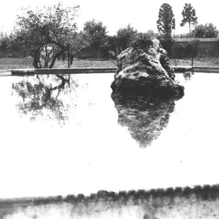 Can Duran o Felò. Arxiu del Districte de Les Corts, AMDC3-338. Bonaventura Batlle i Piera, 1950. Vista amb l’estany en primer pla.