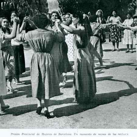 “Un momento de recreo de las recluses”. Fotografía de Postius reproduïda en la Memòria del Patronat Central de Nostra Senyora de la Mercè per a la Redempció de Penes pel Treball de 1954