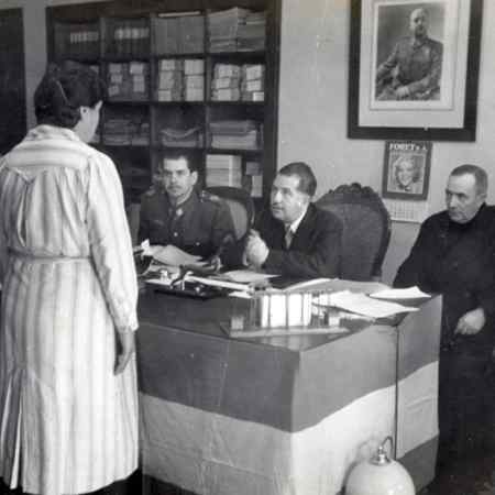 Ceremonia de concesión de libertades condicionales en la prisión de Les Corts, 03/04/1944, Carlos Pérez de Rozas, 03/04/1944. Arxiu Fotogràfic de Barcelona Fons AFB1-001 Ajuntament de Barcelona.