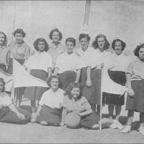 Dos equips femenins de bàsque.