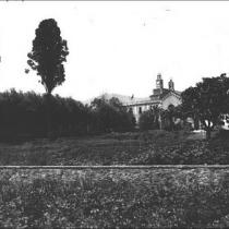 Vista de l'hort amb el Convent del Bon Consell al fons. 1950.