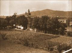 Vista del huerto con el Asilo del Buen Consejo al fondo. Archivo Histórico de Les Corts (AHLC).